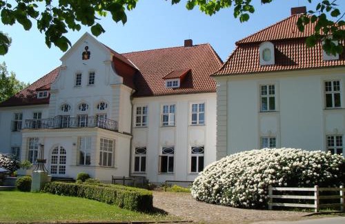 Badow Apartment | Family-Friendly Schloss Badow with Pet and Kitchen Amenities
