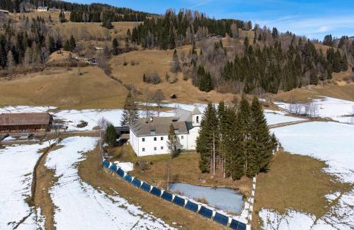 Zedlitzdorf Villa | Enchanting Schloss Berg Klösterle: Family-Friendly Retreat