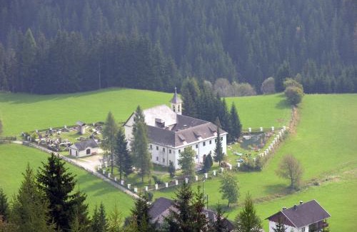 Zedlitzdorf Villa | Enchanting Schloss Berg Klösterle: Family-Friendly Retreat