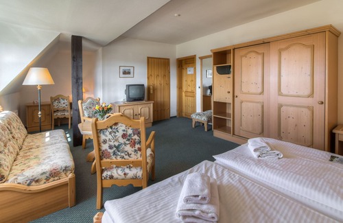 Herrenstein Hotel | Enchanting Schloss Herrenstein: Pool, Spa & Family Fun
