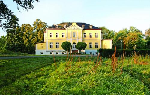 Schmuggerow House | Exquisite Schloss Schmuggerow: Oceanfront Spa Retreat