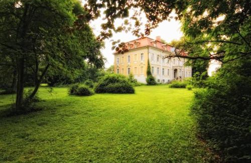 Stulpe Apartment | Elegant Schloss Stülpe: Pet-Friendly Oasis with Ocean Views
