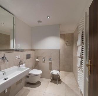 Weitenburg Hotel | Discover Schloss Weitenburg: Pet-Friendly Retreat with Dining