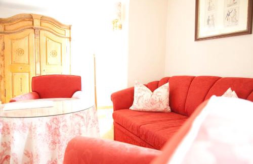 Weitenburg Hotel | Discover Schloss Weitenburg: Pet-Friendly Retreat with Dining