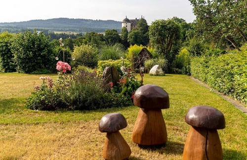 Gemuenden Apartment | Schlossblick Holiday Apartment: Top-Rated Family Getaway