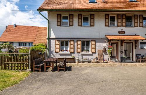 Rosenfeld House | Perfect Stay at Schlosshof Täbingen - Pet Friendly & Kitchen