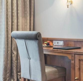 Ischgl Hotel | Elegant Schlosshotel Ischgl: 5-Star Retreat with Spa & Pool