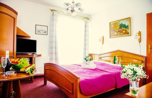 Velka Hledsebe Hotel | Relaxing Stay at Schlosshotel Marienbad with Ocean Views