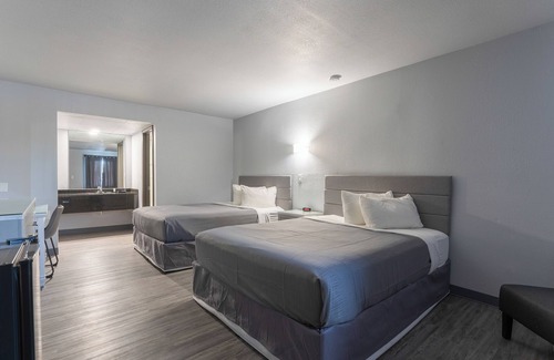 Osage Beach Hotel | Schmidt's Creek Hotel: Exceptional Stay with Pool & Breakfast