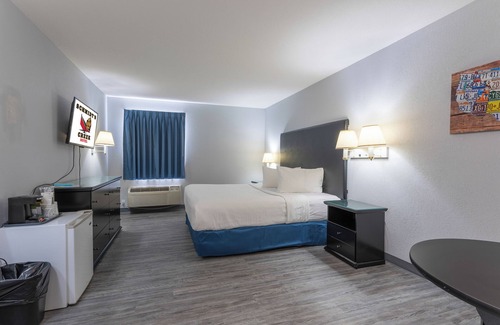 Osage Beach Hotel | Schmidt's Creek Hotel: Exceptional Stay with Pool & Breakfast