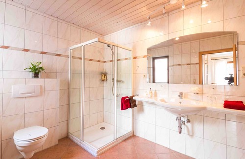 Weiler bei Monzingen House | Schmidtburger Hof: Family-Friendly Retreat with Spa & Pool