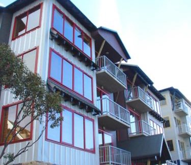 Hotham Heights Apartment | Discover Schnapps: Family-Friendly Stay with Breakfast Included