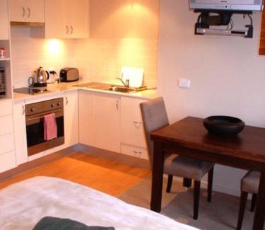 Hotham Heights Apartment | Discover Schnapps: Family-Friendly Stay with Breakfast Included