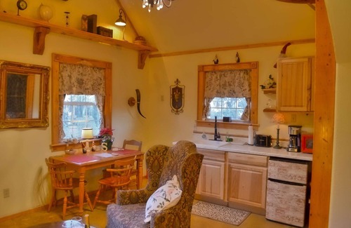 Fredericksburg Cottage | Unforgettable Stay at Schneewittchen Cottage - 10/10 Rated