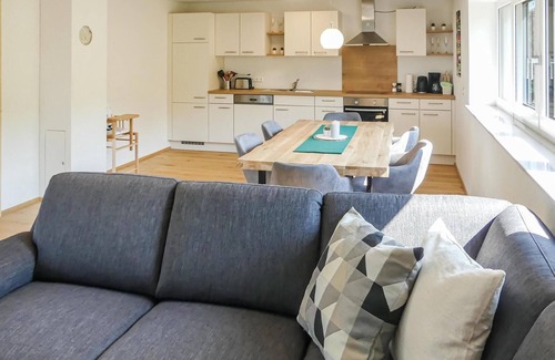Neusetz House | Comfortable 2 Bedroom Stay with Spa and Pet-Friendly Options