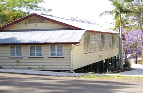 Somerset Dam House | Experience Schoolhouse Somerset Dam - Perfect for 16 Guests!