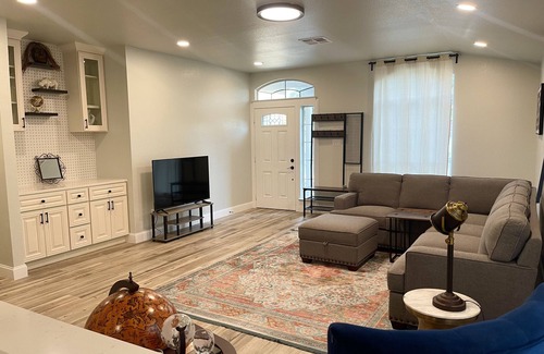 Pflugerville House | Experience Tranquil Serenity at Schrödinger's Paradox Hotel