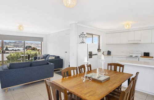 Apollo Bay Apartment | Scenic Schram Hotel: Breathtaking Ocean Views & Pool Access
