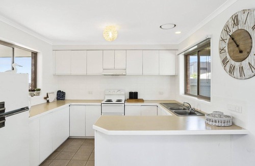 Apollo Bay Apartment | Scenic Schram Hotel: Breathtaking Ocean Views & Pool Access