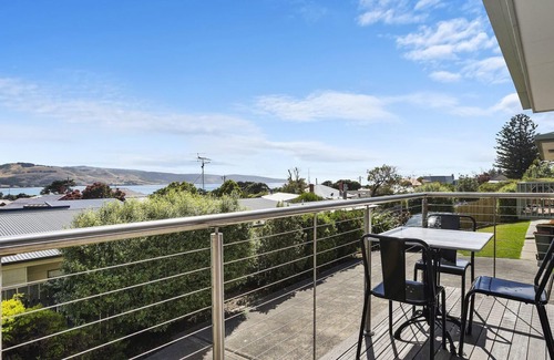 Apollo Bay Apartment | Scenic Schram Hotel: Breathtaking Ocean Views & Pool Access