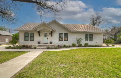 Fredericksburg House | Relax at Schubert Inn with Pool and Spa Amenities