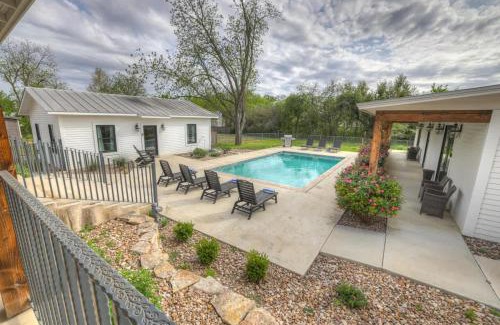Fredericksburg House | Relax at Schubert Inn with Pool and Spa Amenities