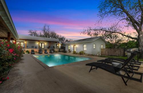 Fredericksburg House | Relax at Schubert Inn with Pool and Spa Amenities