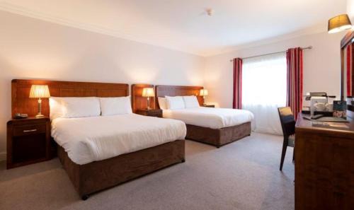 Schull Hotel | Beautiful Schull Harbour Hotel with Oceanfront Pool Access