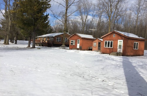 Omro Cabin | Explore Schuster's Fox River Resort with Kitchen Amenities