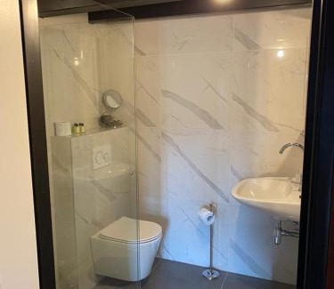 Zierikzee Bed & Breakfast | Family-Friendly Retreat at Schutter 7 with Pet Amenities
