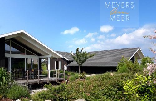 Zierow House | Cozy Schwarzes Holzferienhaus mit Sauna near Ostsee Beach