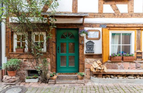 Barocke Altstadt House | Relaxing Schwarzwaldstübchen Near Europa-Park with Hot Tub