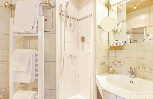 Maloja Hotel | Exceptional Schweizerhaus Swiss Quality Hotel with Spa & Dining