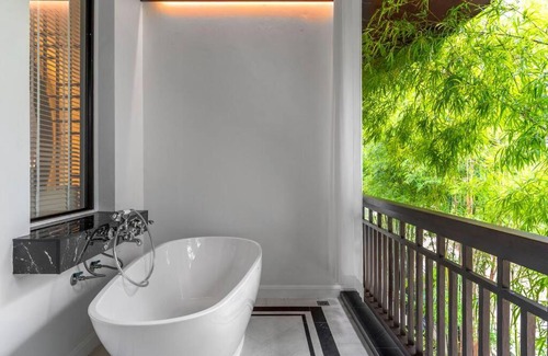 Su Thep Villa | Elegant Villa with Luxe Pools & Breakfast in City Area