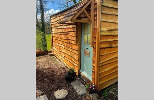 Brazzacott Villa | Pet-Friendly Scollas Lodge with Hot Tub & Kitchen Amenities
