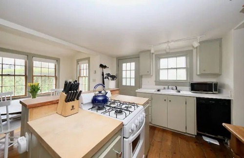 Siasconset House | Beachside Retreat: Steps from the Shore & Pet Friendly