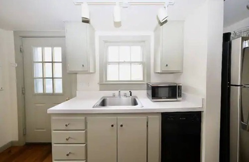 Siasconset House | Beachside Retreat: Steps from the Shore & Pet Friendly