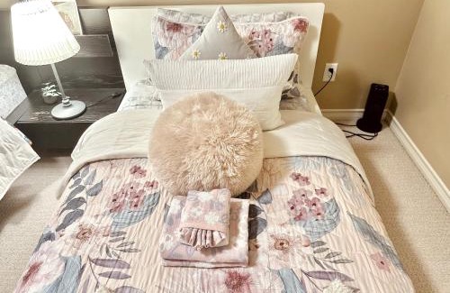 Willoughby House | Comfortable Scorpion House Langley - Pet-Friendly Room A