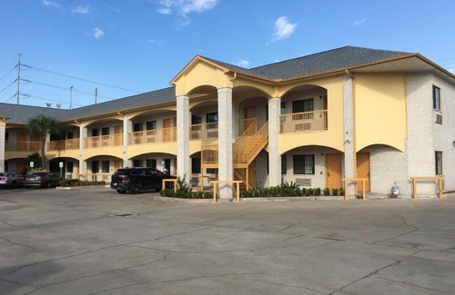 East Downtown Houston Hotel | Welcoming Scott Inn & Suites in Vibrant Downtown Houston