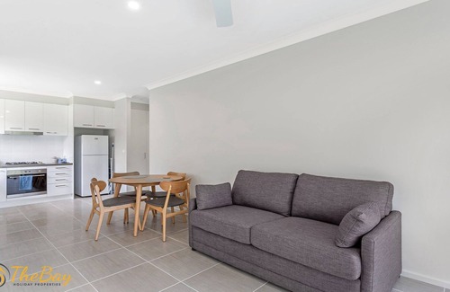 Anna Bay Apartment | Romantic Scott Street Couples Getaway with Ocean Views