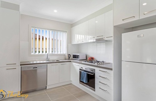 Anna Bay Apartment | Romantic Scott Street Couples Getaway with Ocean Views