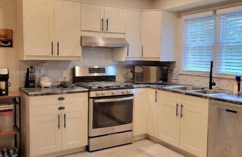 Near Northwest House | Historic Scott Street Haven: 10/10 Guest Rated & Near Notre Dame