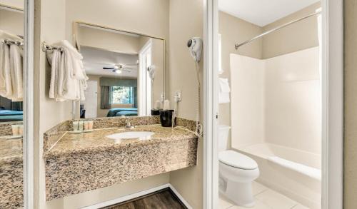North Fremont Street Hotel | Family-Friendly Stay at Scottish Fairway Inn with Kitchen Access
