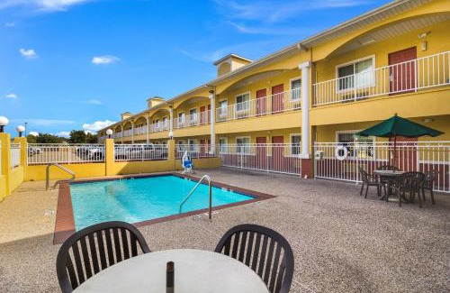 Baytown Hotel | Discover Scottish Inn and Suites Baytown with Pool Access