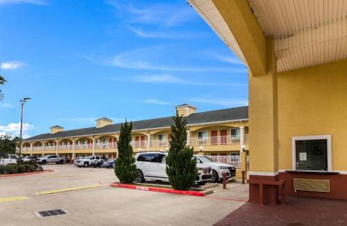 Baytown Hotel | Discover Scottish Inn and Suites Baytown with Pool Access