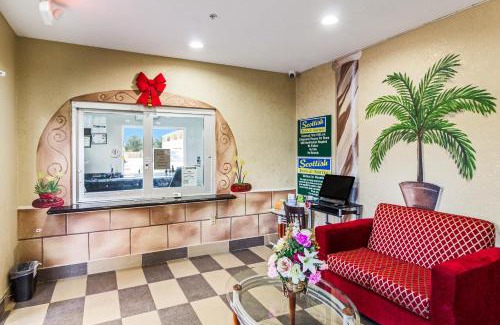 Baytown Hotel | Discover Scottish Inn and Suites Baytown with Pool Access