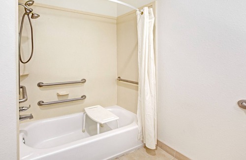 La Porte Hotel | Cozy Scottish Inn & Suites in La Porte with Spa Access