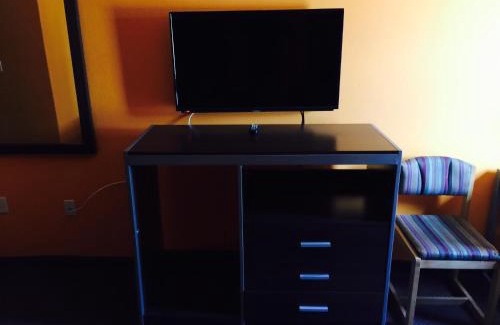 Southeast Houston Hotel | Budget-Friendly Scottish Inn & Suites Near Hobby Airport