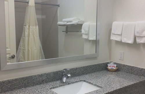 Conroe Hotel | Welcoming Scottish Inn & Suites: Family-Friendly Comfort