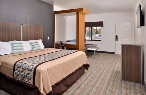 Conroe Hotel | Welcoming Scottish Inn & Suites: Family-Friendly Comfort
